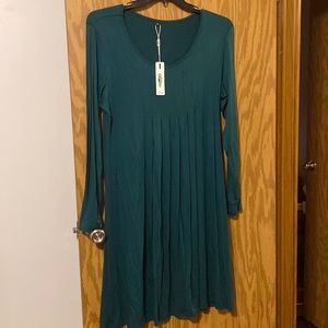 Pretty  hunter green pleated dress, perfect for Fall weather! NWT. SZ XL